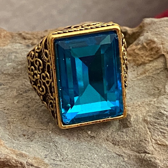 NEW Gold Tone Alloy & Faceted Blue Glass Statement Ring - Picture 1 of 6